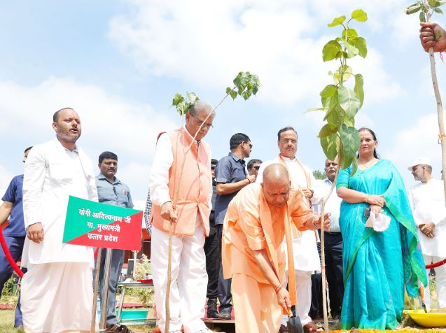 सीएम योगी ने शुरू किया पौधरोपण अभियान, बोले-अकबरनगर को हटाकर सौमित्र वन स्थापित किया जा रहा