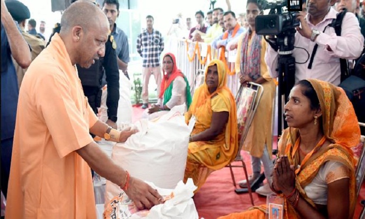 बाढ़ प्रभावित श्रावस्ती पहुंचे सीएम योगी, पीड़ितों से की मुलाकात और बाढ़ प्रभावित परिवारों को राहत सामग्री की वितरित