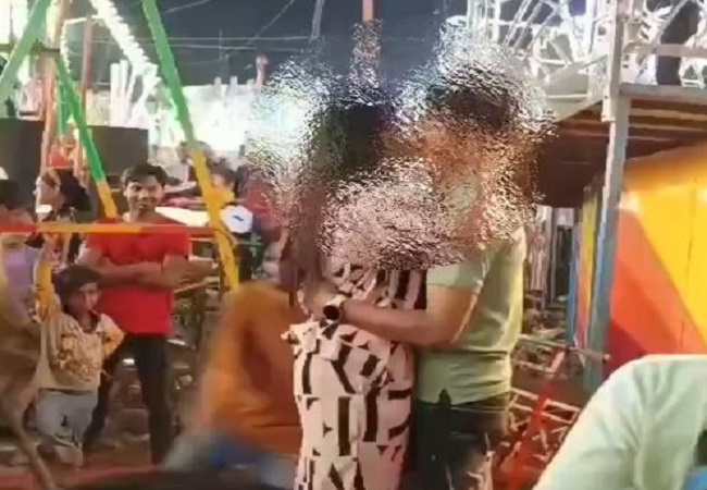 couple was seen kissing in the Nauchandi fair of Meerut.