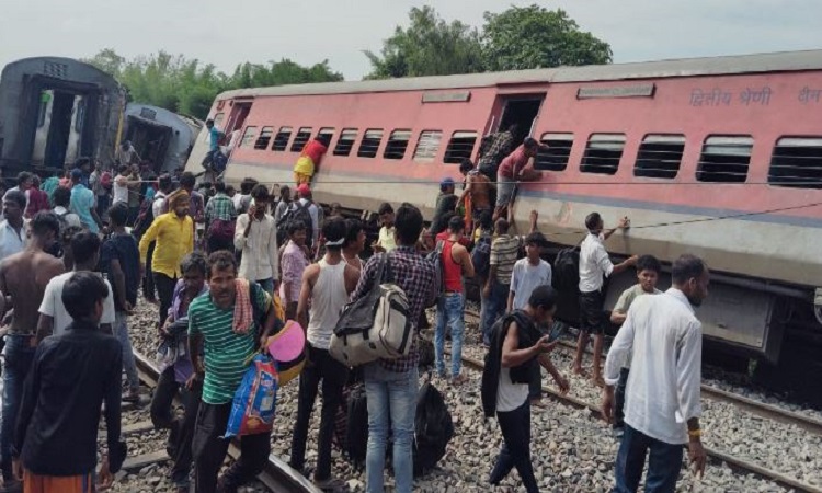 यूपी के गोंडा में बड़ा ट्रेन हादसा: आधा दर्जन से ज्यादा डिब्बे पटरी से उतरे, दो यात्रियों की मौत