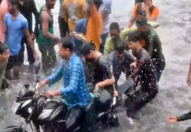 Lucknow rain video: लखनऊ पानी-पानी : तहजीब के शहर में सड़कों पर हुड़दंगियों ने लड़की से की बदसलूकी, बुजुर्ग की स्कूटी धकेली, राहगीरों पर फेंका पानी