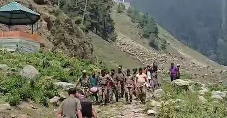 Jammu-Kashmir: अनंतनाग में दर्दनाक हादसा, खाई में कार के गिरने से एक ही परिवार के आठ लोगों की मौत