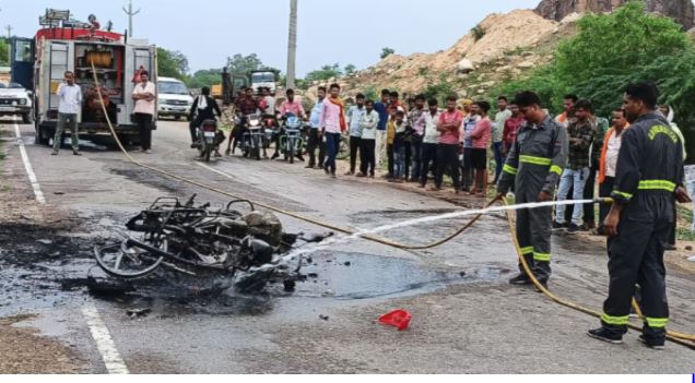 Mahoba Horrible Road Accident : दो बाइक की आमने-सामने टक्कर के बाद लगी आग, चार लोगों की जिंदा जलकर मौत, चार घायल