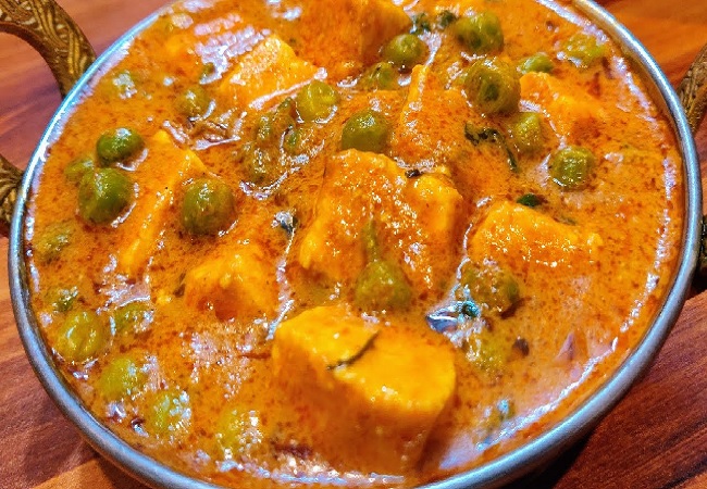 make tasty gravy of paneer