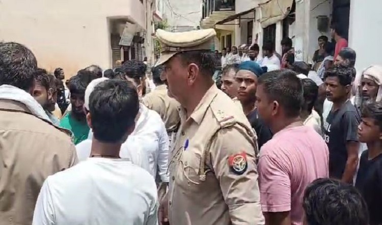 Moradabad News: पत्नी का गला रेतकर किया लहूलुहान, फिर चाकू अपना गला रेतकर कर ली आत्महत्या