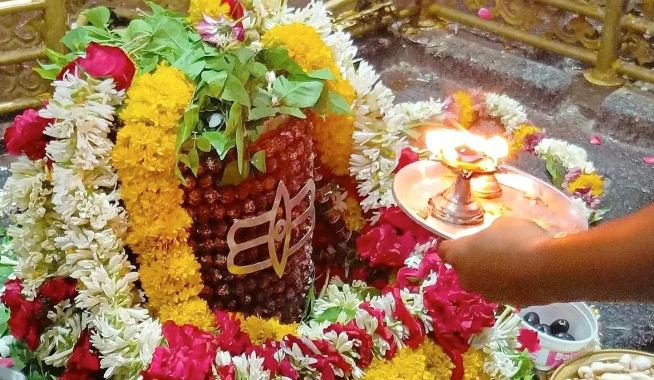 Sawan 2024 : शिव पूजा इन चीजों जरूर अर्पित करें , भक्तों की हर मनोकामना पूरी होती है