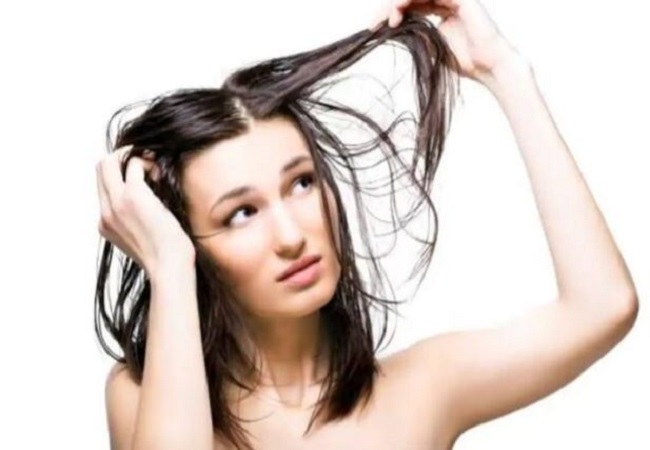 Hair care: बारिश की वजह से बालों से आ रही हैं गंदी बद्बू तो इस तरह पायें छुटकारा