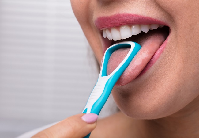 Tongue cleaning: ओरल हेल्थ के लिए जरुरी हैं दातों के साथ साथ जीभ की सफाई करना