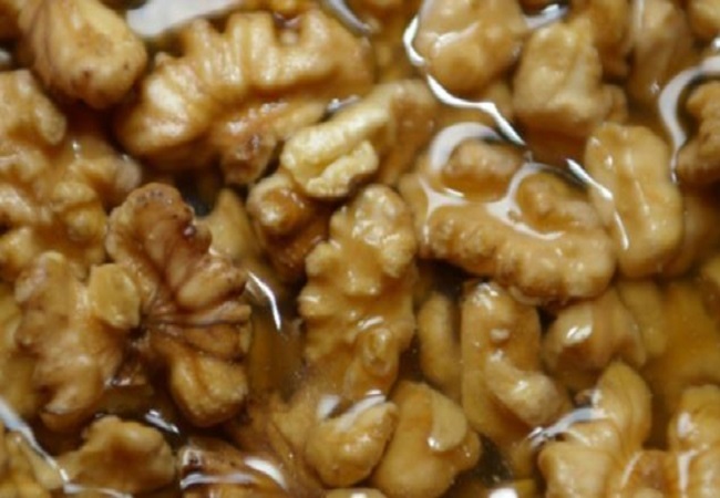 Benefits of eating soaked walnuts: रातभर भीगे हुए एक मुठ्ठी अखरोट खाने से तेज होती है यादश्त, और भी होते हैं कई फायदे