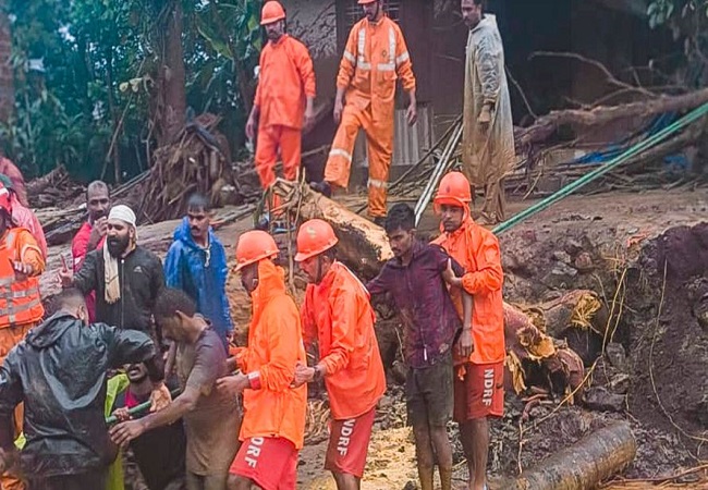 वायनाड में भूस्खलन से मची तबाही: अब तक 93 लोगों की मौत, सेना-NDRF रेस्क्यू में जुटी