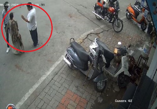 Video: उदयपुर में अजब गजब मामला, सड़क चलती महिला को हिप्नोटाइज करके लूट, सामने आया हैरान करने वाला वीडियो