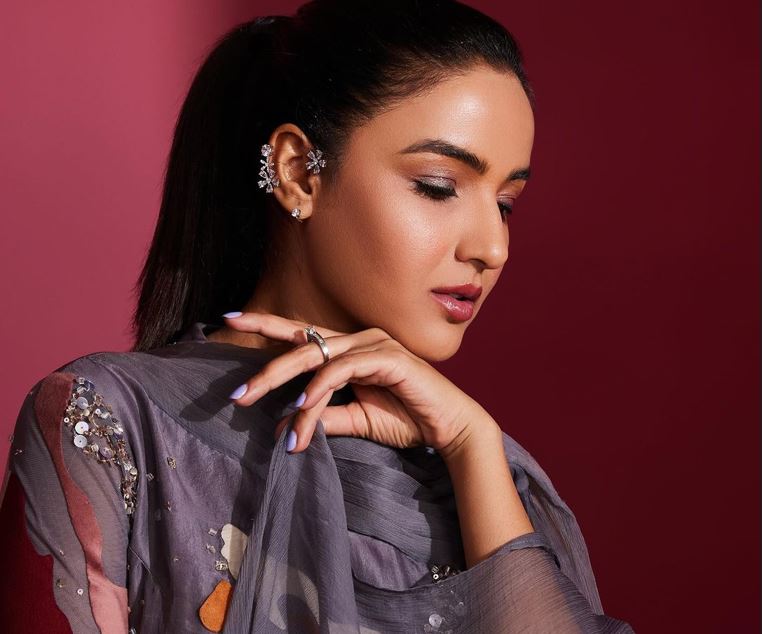 Jasmin Bhasin Net Worth: इंडस्ट्री की हैं महंगी एक्ट्रेस में से एक है Jasmin Bhasin, जाने नेटवर्थ