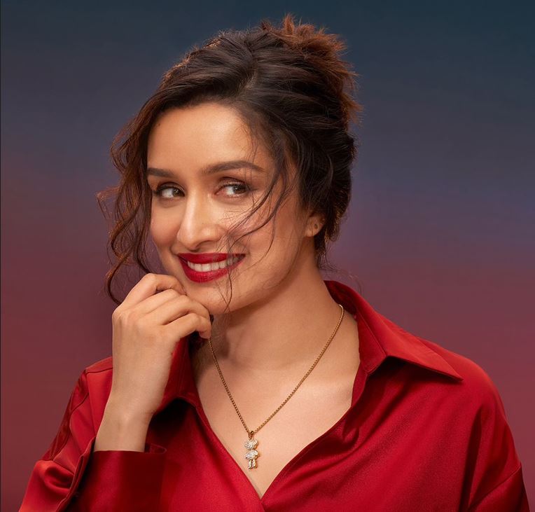 Shraddha Kapoor red Hot Pic: श्रद्धा कपूर ने रेड हॉट ऑउटफिट में शेयर की किलर स्माइल, वायरल हुई तस्वीरें