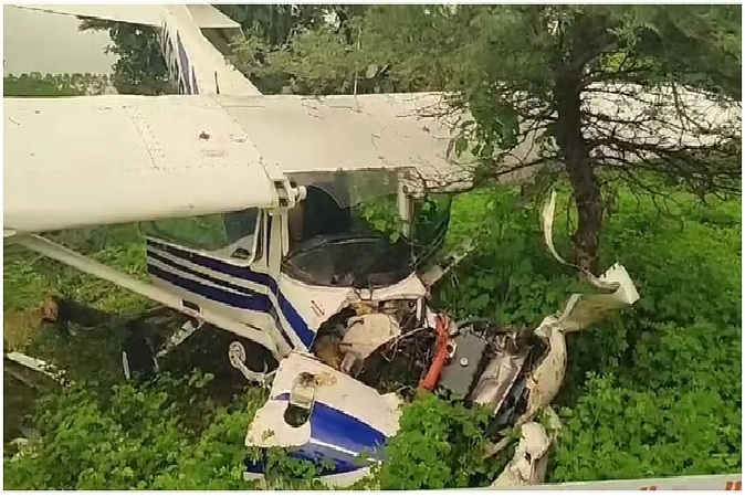 Aircraft Crash in Guna : गुना में एयरक्राफ्ट क्रैश, 2 पायलट घायल, इंजन फेल होने से हादसा