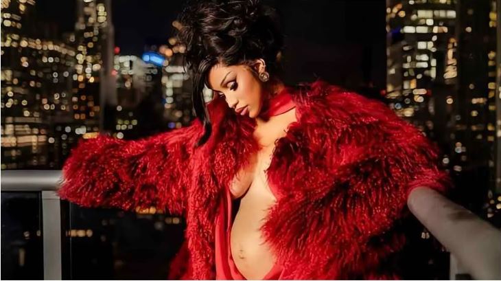 Cardi B Pregnancy: बेबी बंप फ्लॉन्ट करती नजर आई कार्डी बी, पोस्ट शेयर कर लिखा- प्यार और अपने जुनून के बीच…