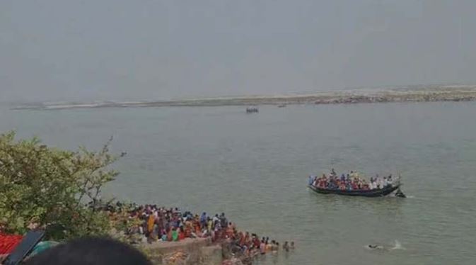 Bihar Gandak River : गंडक नदी में नाव पलटने से 6 लोग डूबे , एसडीआरएफ की टीम डूबे लोगों की कर रही तलाश