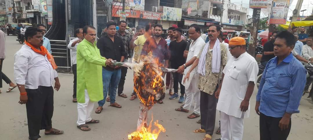 महराजगंज:हिन्दू संगठन के कार्यकर्ताओं मे आक्रोश,बांग्लादेश के सेना प्रमुख का फूंका पुतला