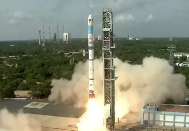 ISRO EOS-08 Satellite Launched: इसरो ने भरी एक और ऐतिहासिक उड़ान; भारत सुनेगा अब धरती की धड़कन