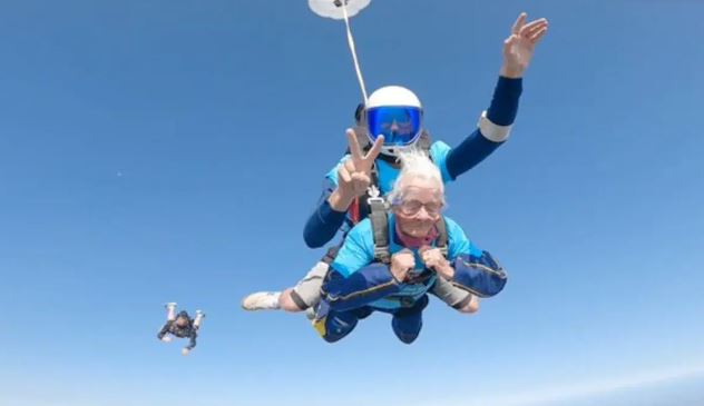 Manatee Bailey skydiver Historic Jump : मैनेट बैली विमान से स्काईडाइव करने वाली सबसे उम्रदराज महिला बन गईं , लगाया  7,000 फीट से छलांग