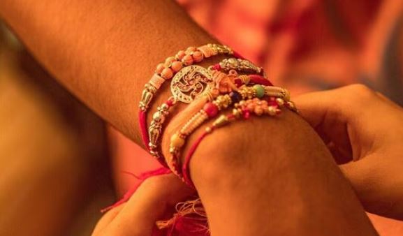 Raksha Bandhan 2024 : रक्षाबंधन की थाली में रखें ये पूजन सामाग्री ,जानें राखी बांधने का मंत्र