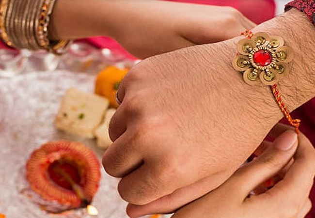 Rakshabandhan के दिन कलाई में राखी बांधते समय जरुर करें ये काम, भाईयों पर रहेगी हमेशा मां लक्ष्मी की कृपा