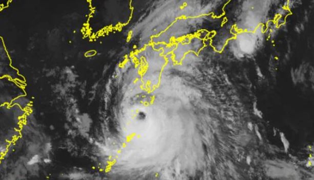 Typhoon Shanshan Japan : टाइफून शानशान तेज़ हवाएं और ऊंची लहरों के साथ बढ़ रहा , भारी बारिश होने की संभावना