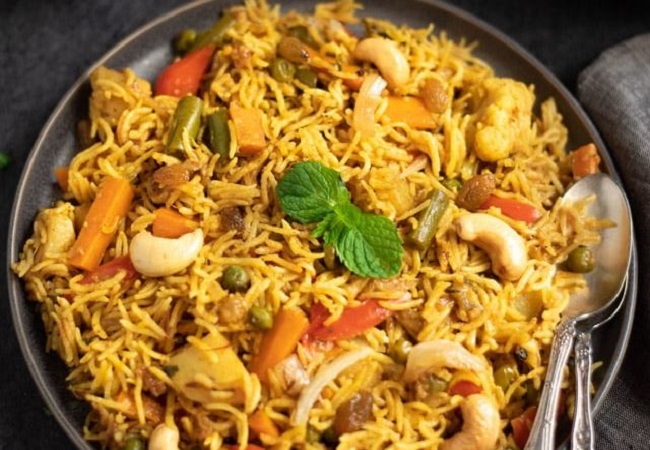 Veg Biryani: आज लंच या डिनर में ट्राई करें खास पुलाव जिसका स्वाद एकदम वेज बिरयानी जैसा, फटाफट नोट करें इसकी रेसिपी