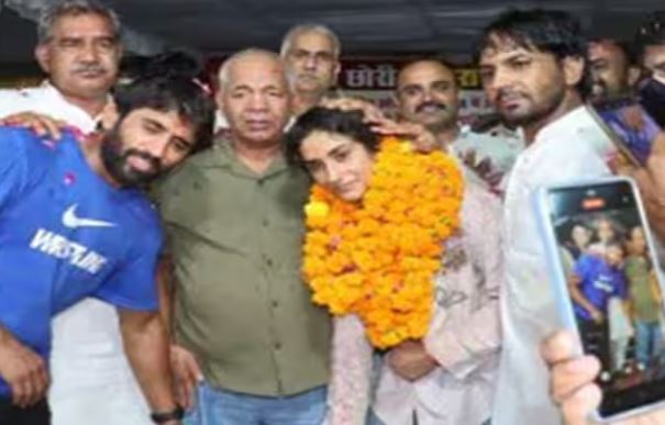 Wrestler Vinesh Phogat : विनेश फोगाट को उनके गांव में गोल्ड मेडल पहनाकर किया गया सम्मानित,लोगों ने कहा ‘म्हारी छोरी खरा सोना सै’