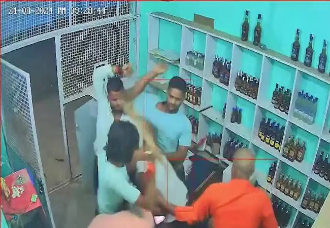 Video : अयोध्या में उधार शराब नहीं देने पर दबंगों ने सेल्समैन को पीटा, घटना CCTV में कैद, अखिलेश यादव ने भाजपा को घेरा