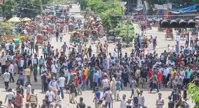 Bangladesh News: बांग्लादेश के बिगड़ते जा रहे हालात, हिंदुओं के घरों और  मंदिरों को बनाया जा रहा निशाना - पर्दाफाश