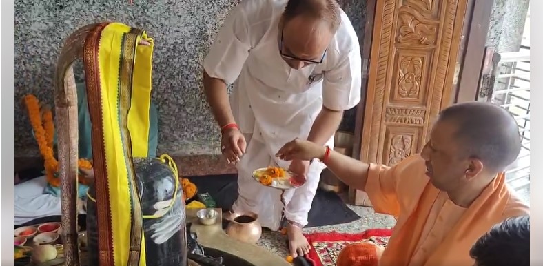 सीएम योगी ने गोरखपुर मानसरोवर मंदिर में किया रुद्राभिषेक, देवाधिदेव महादेव से जगत के कल्याण की कामना की