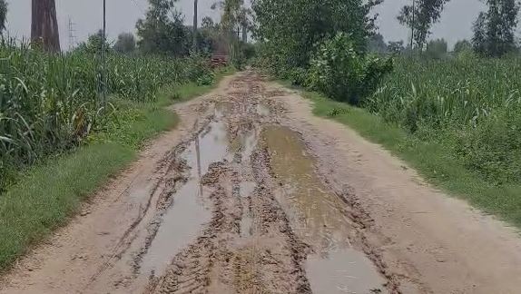 मुरादाबाद संपर्क मार्गों की हालत खराब, सड़क में गड्ढे या गड्ढों में सड़क बताना मुश्किल