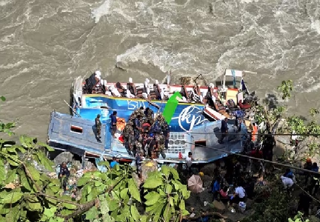 Nepal Bus Accident: सड़क पर ‘गड्ढा’ बना नेपाल बस हादसे की वजह, पीछे चल रहे टेंपो ट्रैवेलर के ड्राइवर ने देखा सब कुछ