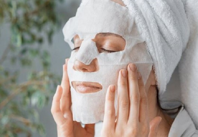 Benefits of applying sheet mask: स्किन को हाइड्रेट करने के अलावा अंदर से साफ करता है शीट मास्क