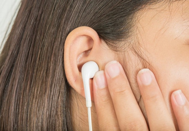 side effects of earphones: दिनभर कान में लगा कर रखते हैं ईयरफोन या ब्लूटूथ तो समय रहते रखें इन बातों का ध्यान, वरना हो सकते हैं बहरेपन का शिकार