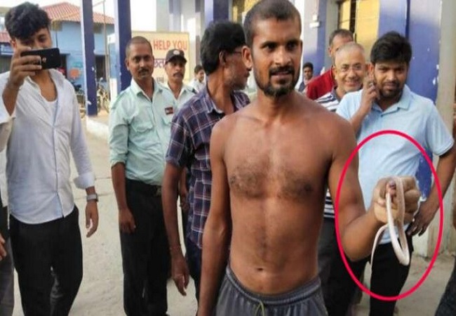 young man reached the hospital holding a live snake in his hand