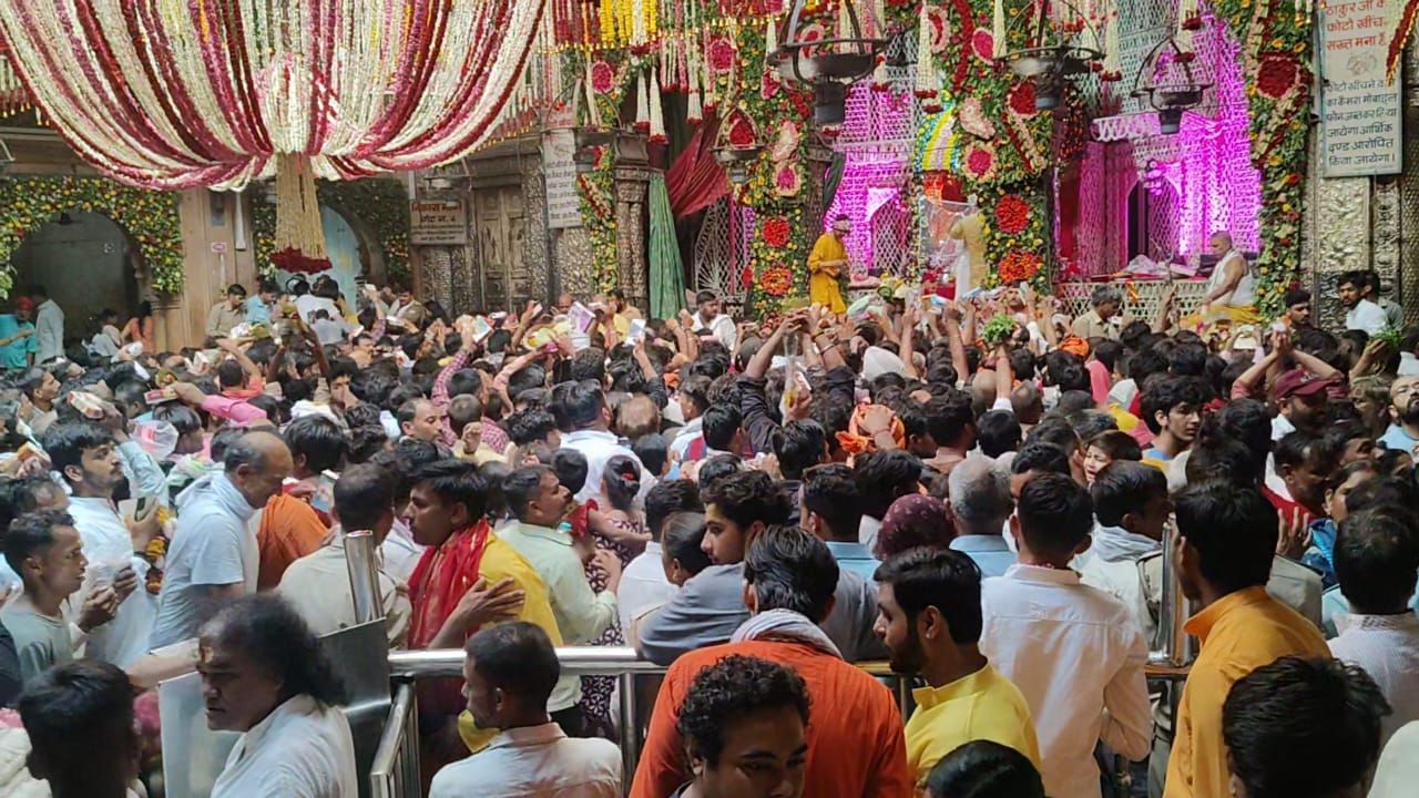 ठाकुर बांके बिहारी मंदिर में दर्शन के लिए भक्तों की भारी भीड़ उमड़ी , दम घुटने से हरियाणा के एक श्रद्धालु की मौत