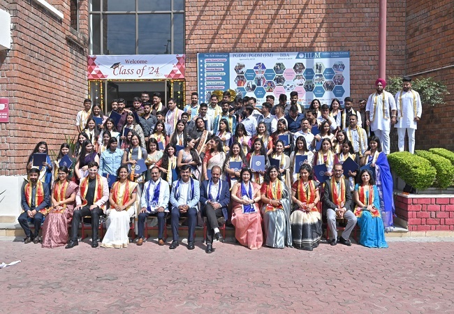 IILM Academy के 19वें दीक्षांत समारोह में PGDM छात्रों को मेडल और डिप्लोमा प्रमाण पत्र प्रदान किए गए