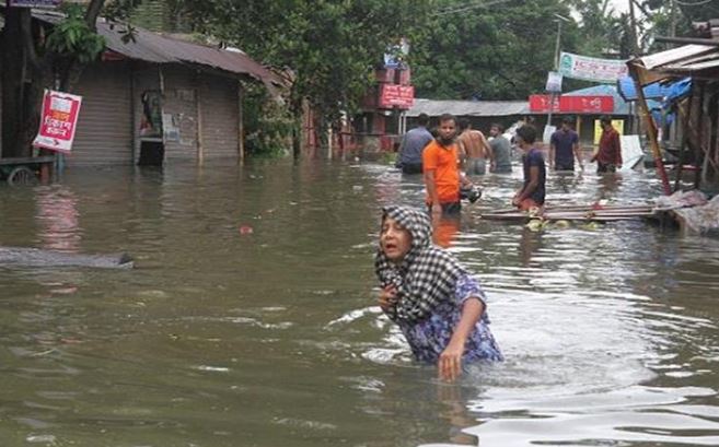 Bangladesh floods : बांग्लादेश में बाढ़ से मरने वालों की संख्या बढ़कर 59 हुई , बीमारियों का खतरा बढ़ा