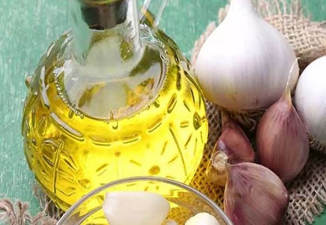 Benefits of Garlic Oil: स्वाद ही नहीं सेहत के लिए भी फायदेमंद होता है लहसुन का तेल, ये है बनाने का तरीका