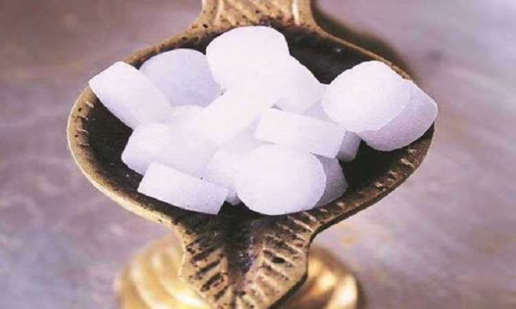 Benefits of bathing with camphor water