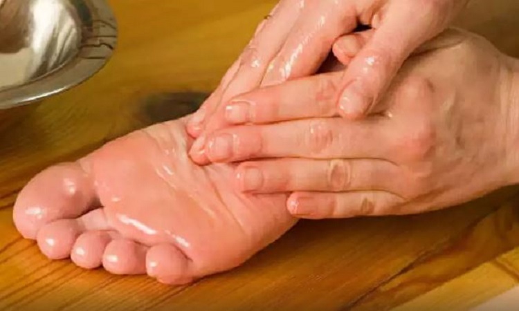 Benefits of massaging soles of feet: डेली रात में सोने से पहले पैर के तलवों की करें देसी घी से मसाज, तो हैं ये चमत्कारी फायदे