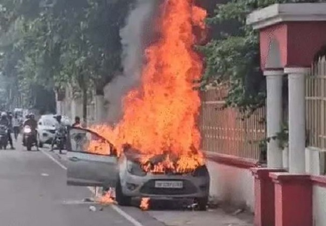 Lucknow News: इंदिरागांधी प्रतिष्ठान चौराहे पर धूं धूं कर जली कार, कार से कूद कर बचाई लोगो ने अपनी जान