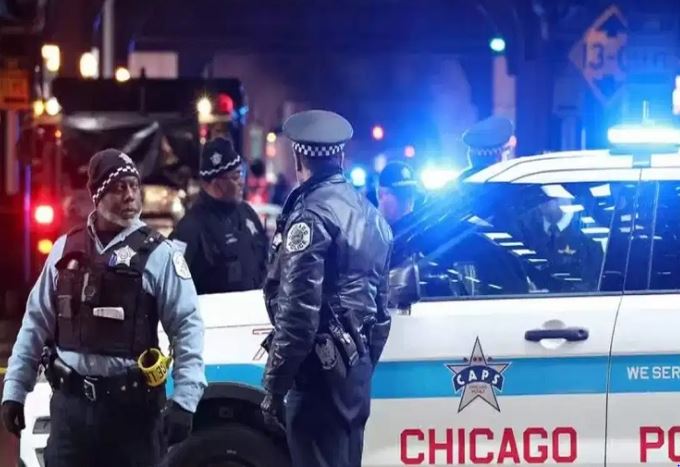 Chicago local train in Shooting : शिकागो क्षेत्र की ब्लू लाइन ट्रेन में 4 लोगों की गोली मारकर हत्या , हिरासत में संदिग्ध