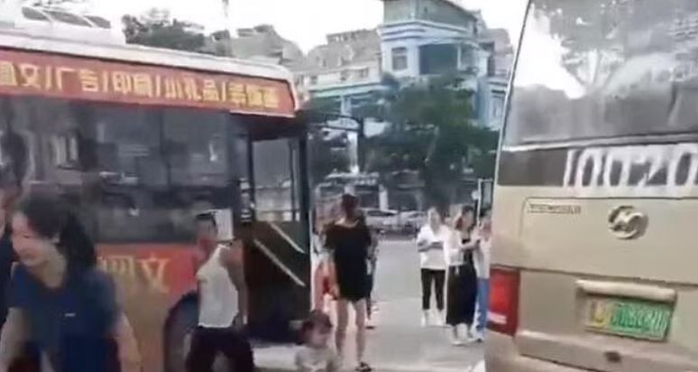 China Bus Collision : चीन में बस ने छात्रों-अभिभावकों को मारी टक्कर , बड़े हादसे में 11 की मौत