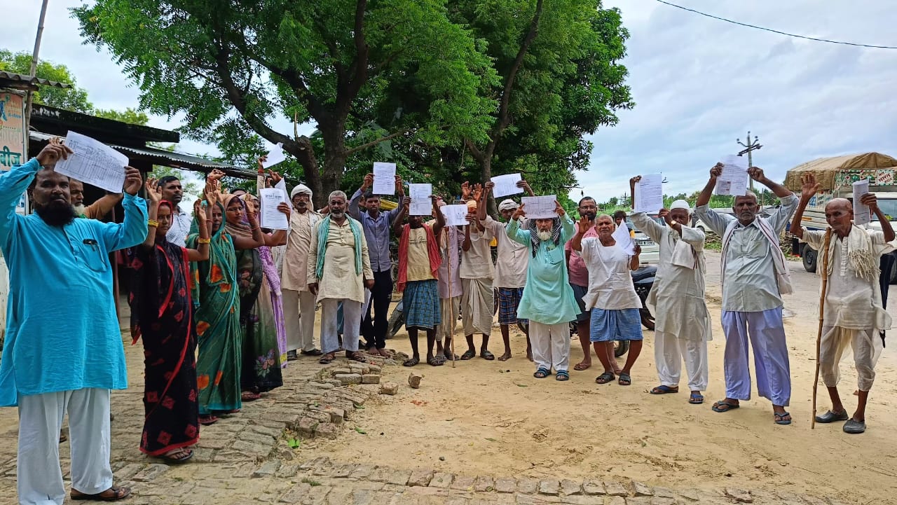 ठेकेदार के खिलाफ ग्रामीणों ने किया प्रदर्शन 