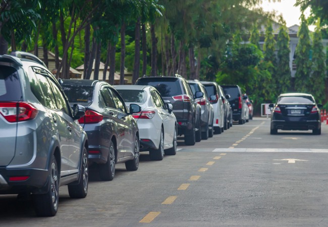 UP New Parking Policy : यूपी में अब सड़कों के किनारे गाड़ी पार्क करने की देनी होगी फीस, कैबिनेट की लगनी है मुहर