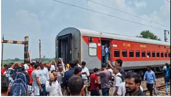 Magadh Express Accident : 100 की स्पीड में दौड़ रही मगध एक्सप्रेस दो भाग में बंटी, इसके बाद रेलयात्रियों में मची चीख, पुकार और दहशत का माहौल