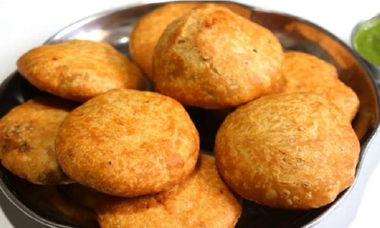 Aloo Crispy Kachori: बेलते समय फट जाती हैं तो इस ट्रिक के साथ आज ब्रेकफास्ट में ट्राई करें आलू की कचौड़ी