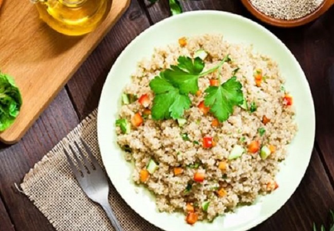 Quinoa Upma: डायबिटीज और पेट की दिक्कतों से परेशान लोग ब्रेकफास्ट में शामिल करें क्विनोआ उपमा